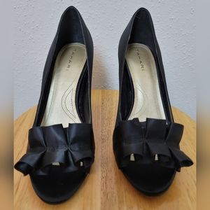 Tahari Sloan women black satin ruffle peep toe pumps high heels size 7.5